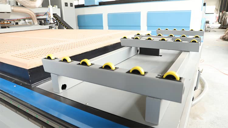 M&aacute;quina CNC para fabrica&ccedil;&atilde;o de gabinete