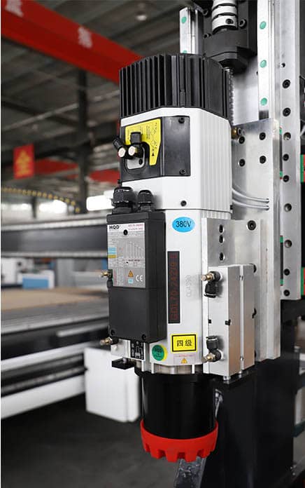 M&oacute;veis de madeira fazendo m&aacute;quina