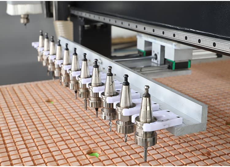 Ap&oacute;s a revista de ferramenta em linha, 12 trocadores de ferramentas autom&aacute;ticas